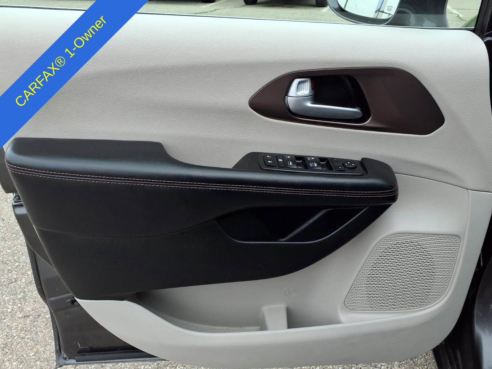 Used 2018 Chrysler Pacifica Touring-L FWD image 13