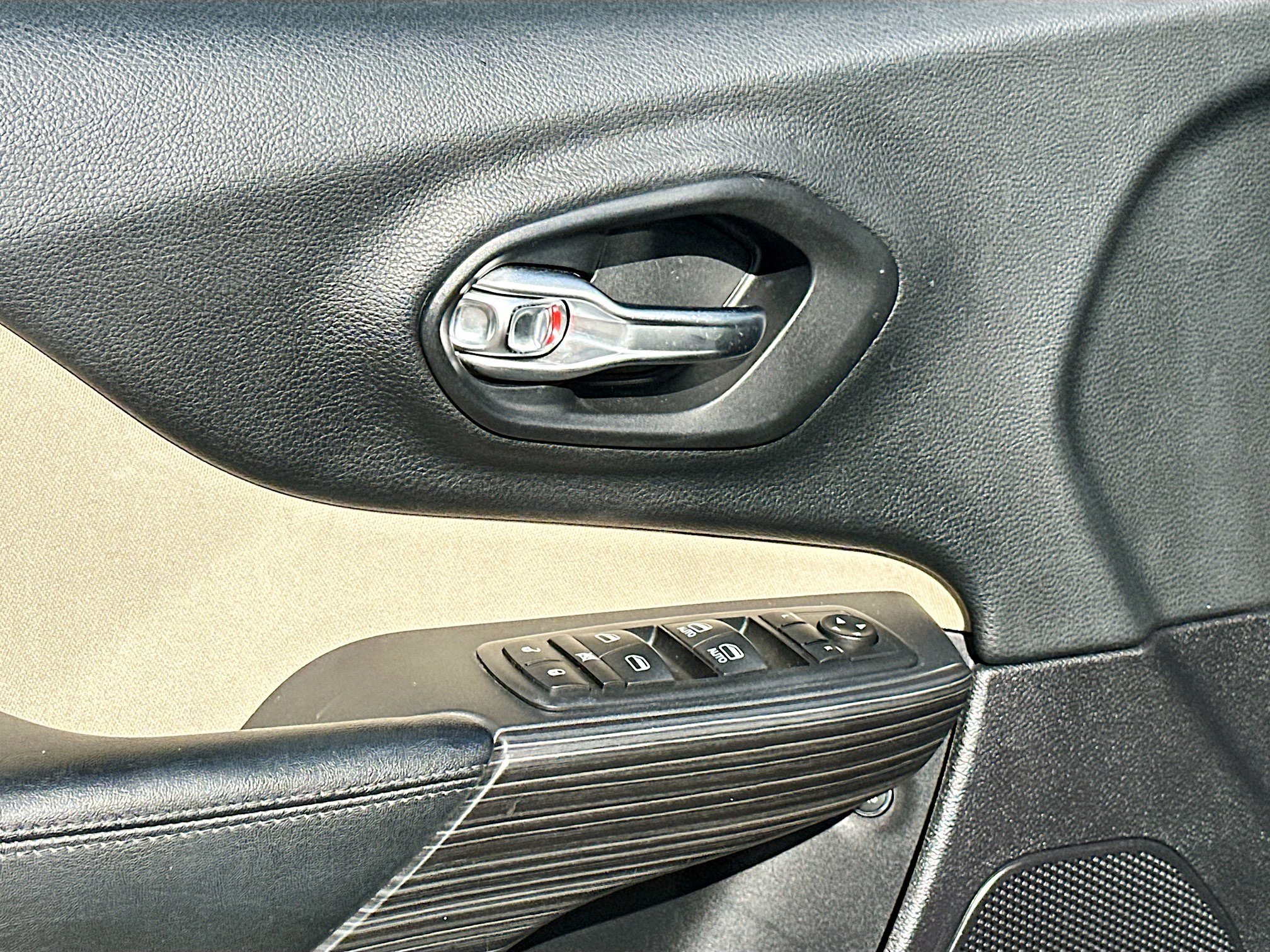 Used 2017 Jeep Cherokee Latitude image 18