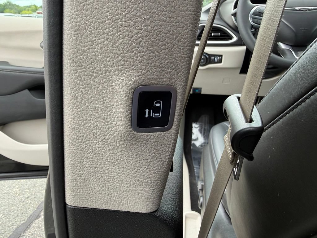Used 2024 Chrysler Pacifica Touring-L FWD image 18