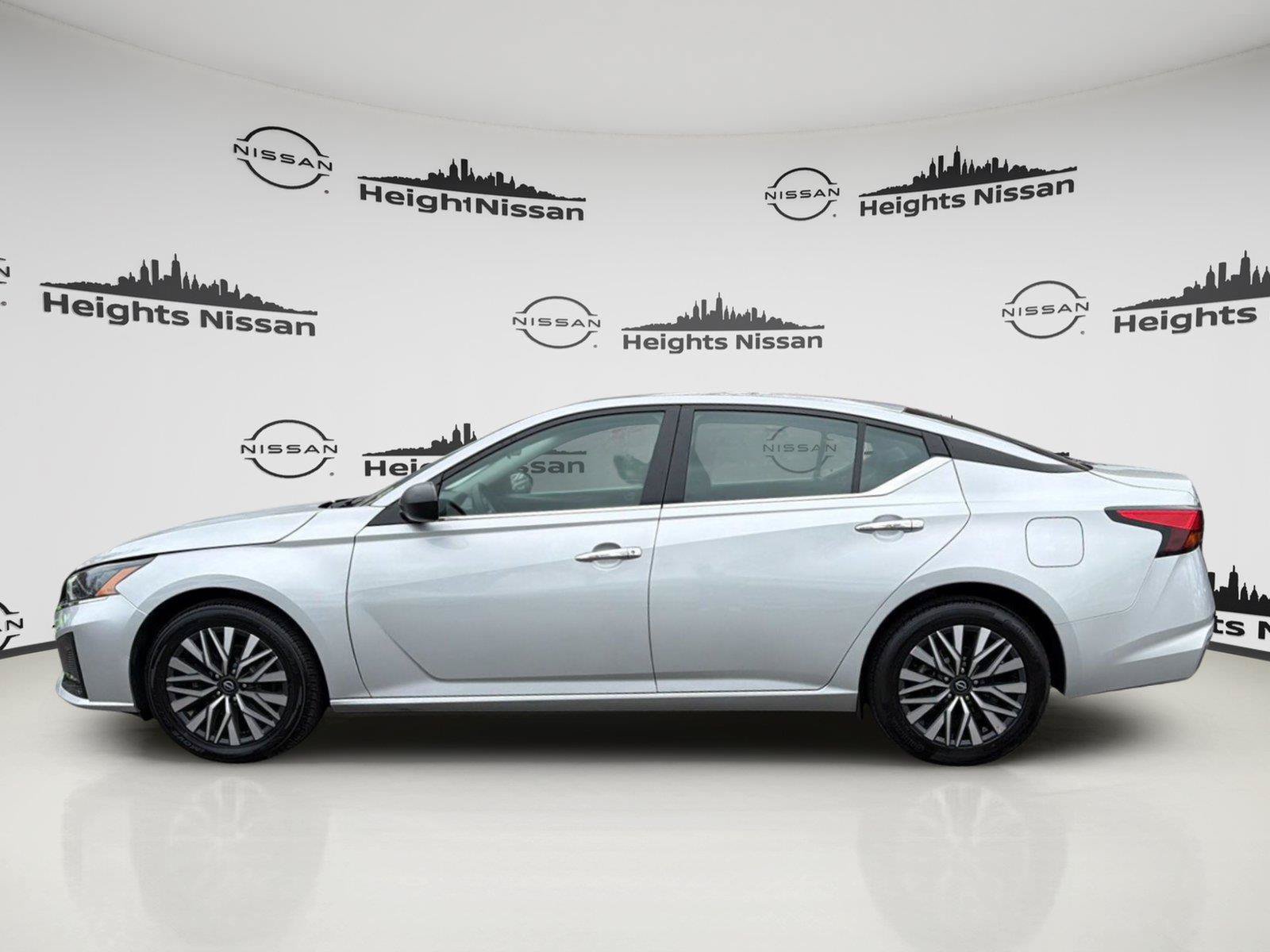 Used 2024 Nissan Altima 2.5 SV AWD/4WD image 2