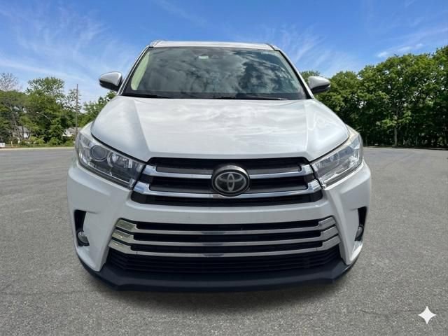 Used 2017 Toyota Highlander Limited AWD/4WD image 3