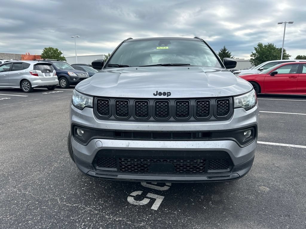 Used 2024 Jeep Compass Latitude w/ Sun and Sound Group AWD/4WD image 2