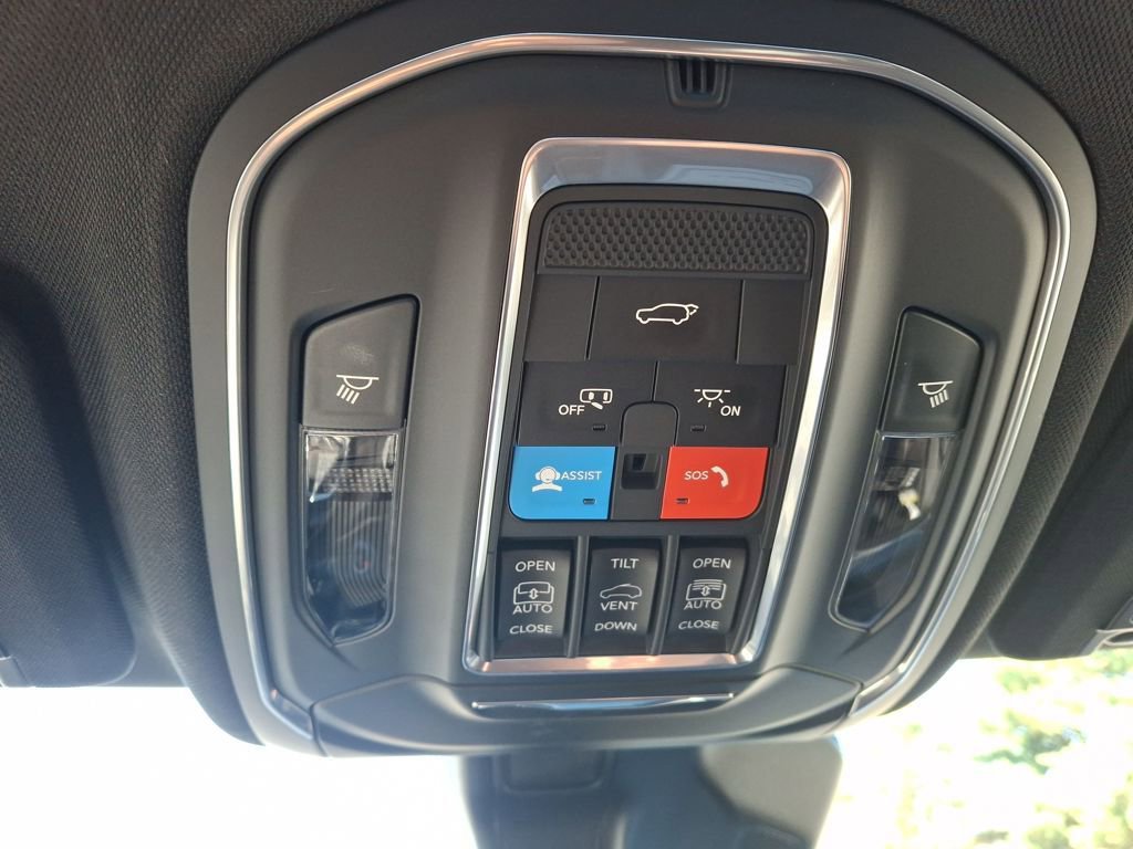 New 2025 Jeep Grand Cherokee Limited w/ Black Appearance Package image 23