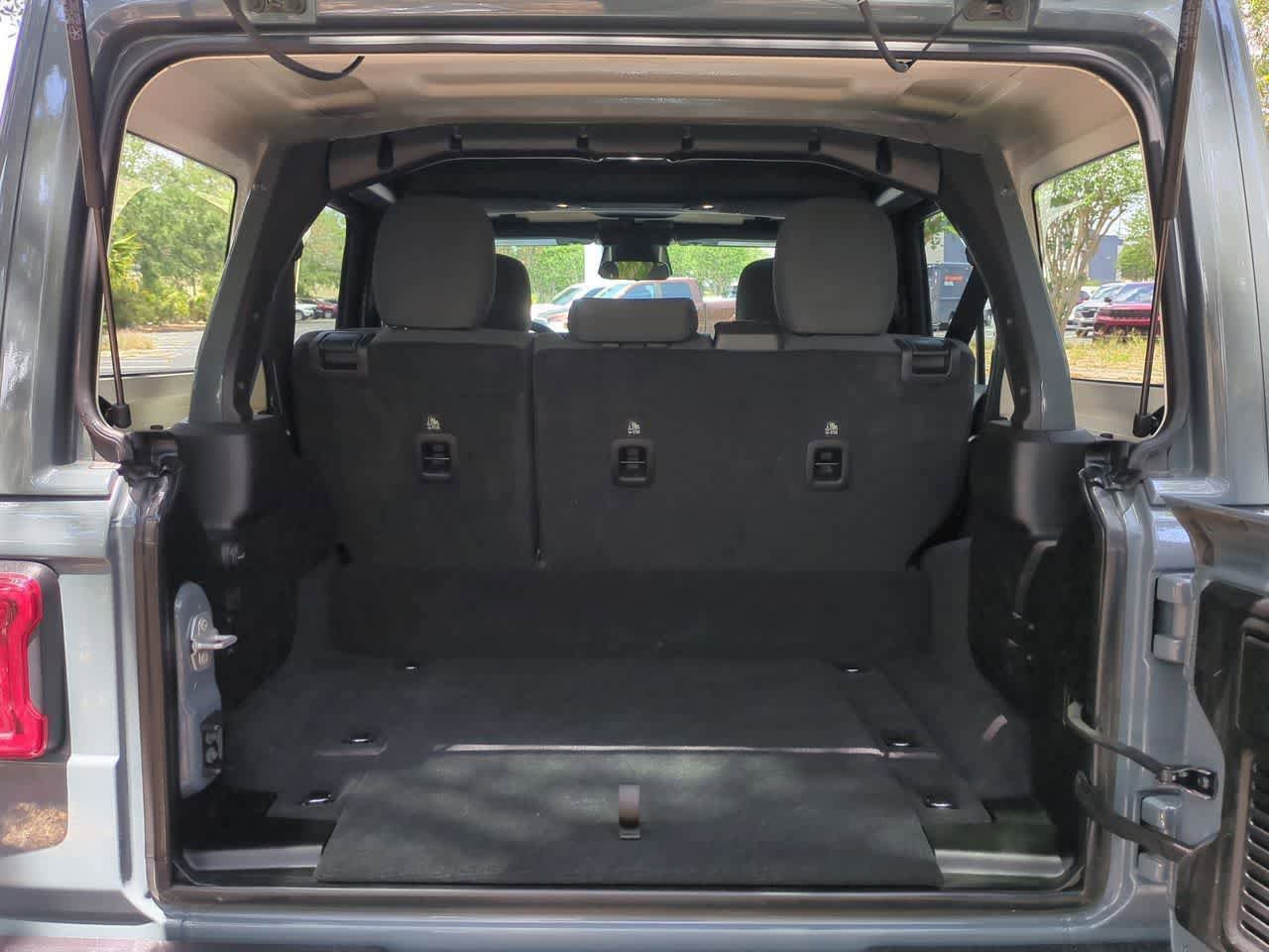 Used 2025 Jeep Wrangler Unlimited Sahara AWD/4WD image 33