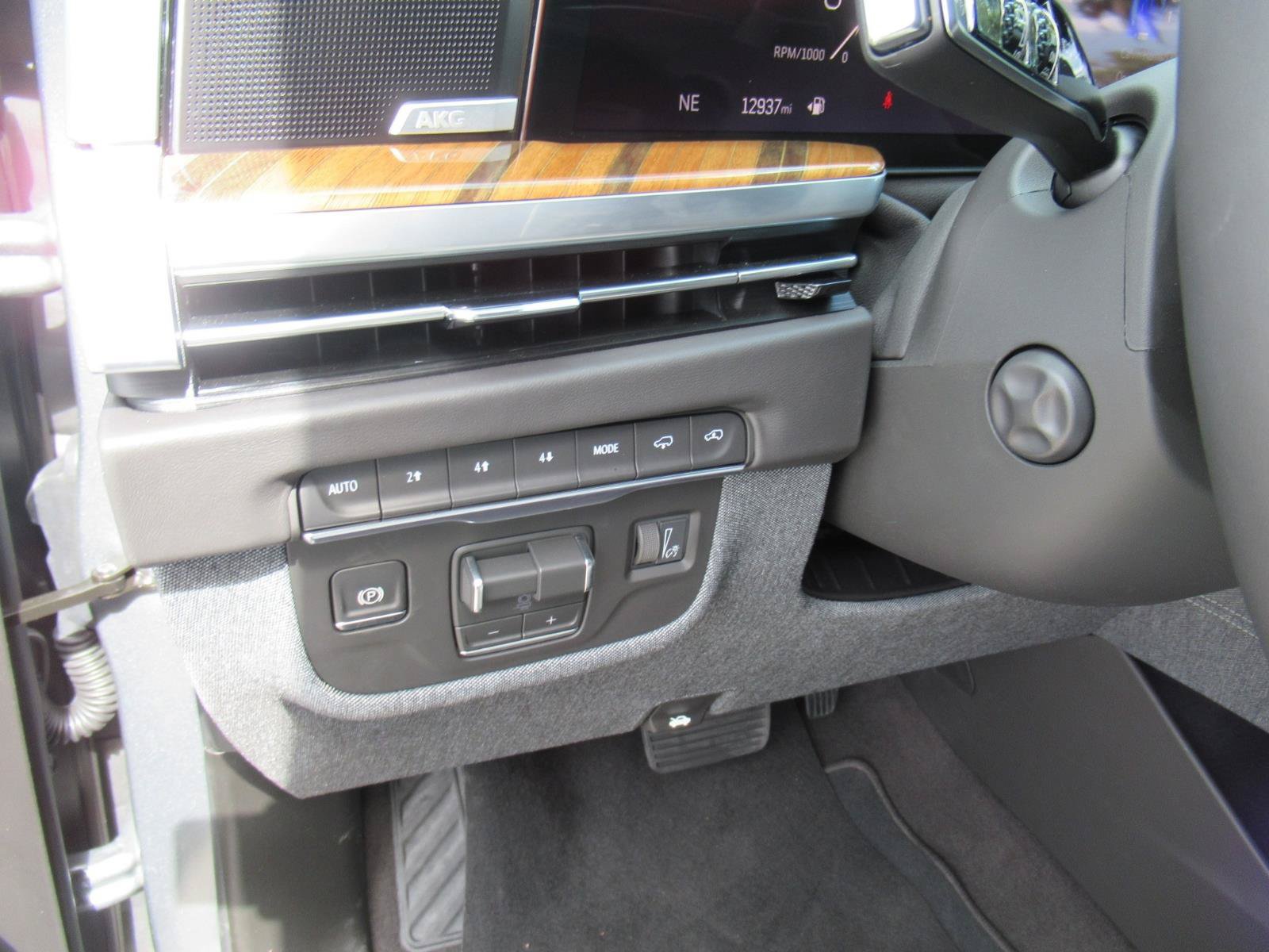 Certified 2026 Cadillac Escalade ESV Platinum Sport w/ LPO, ONYX Package AWD/4WD image 20