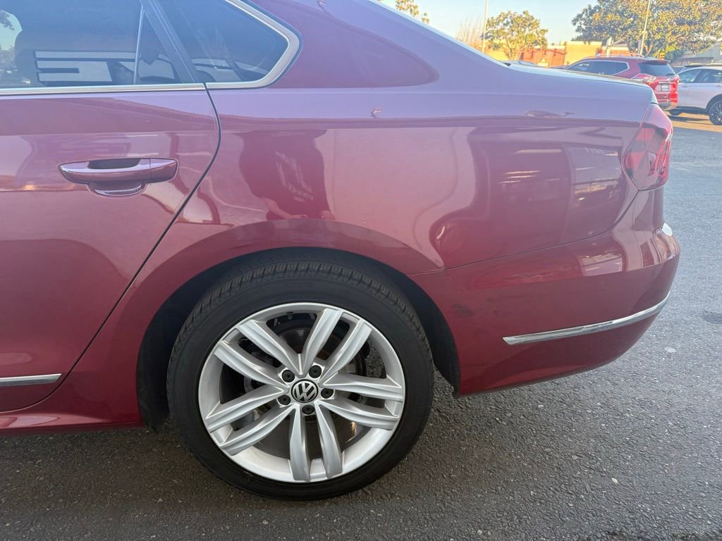 Used 2018 Volkswagen Passat 2.0T SEL Premium image 9