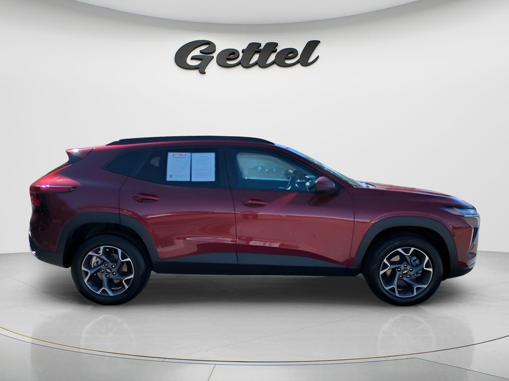 Used 2025 Chevrolet Trax LT w/ LT Convenience Package image 4