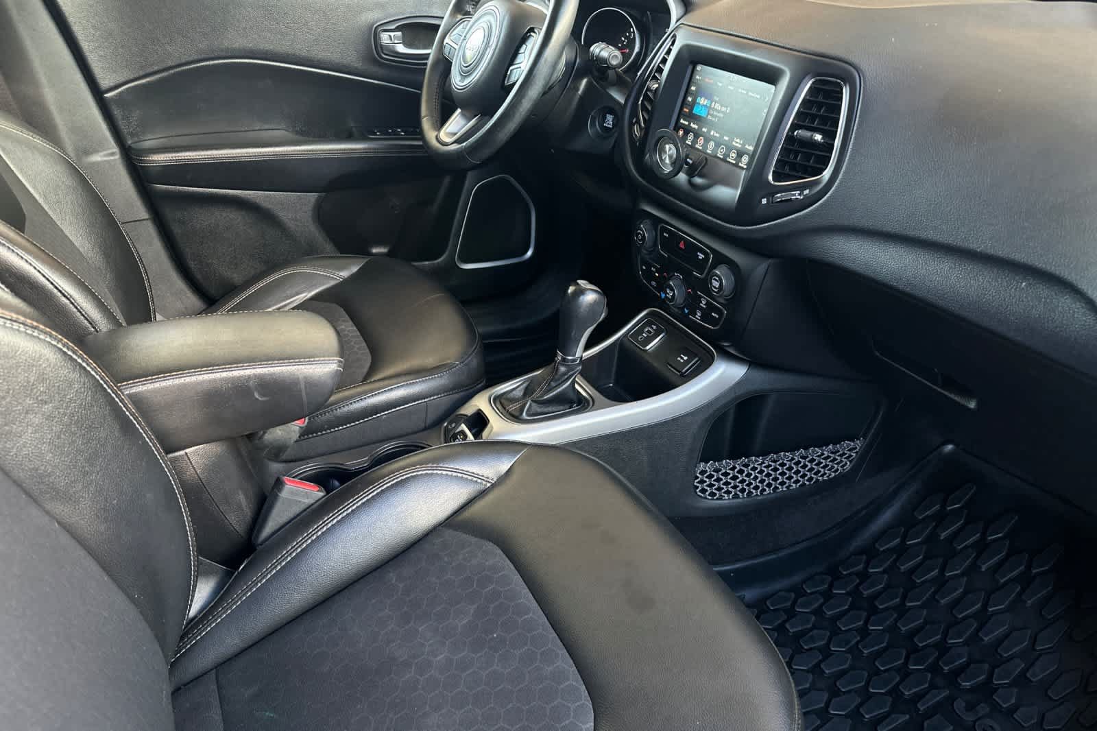 Used 2018 Jeep Compass Latitude w/ Popular Equipment Group FWD image 17