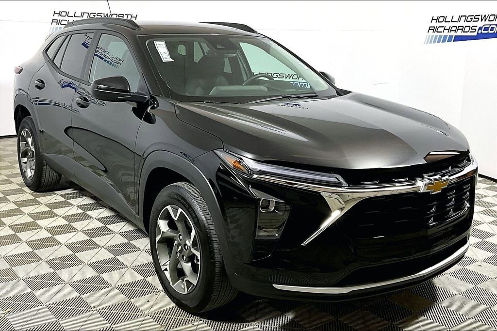 Used 2025 Chevrolet Trax LT w/ LT Convenience Package image 3