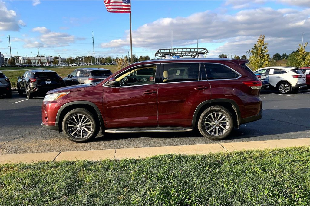 Used 2017 Toyota Highlander XLE AWD/4WD image 12