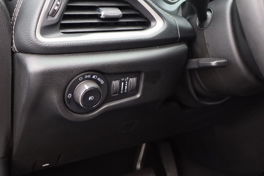Used 2023 Chrysler Pacifica Touring FWD image 12