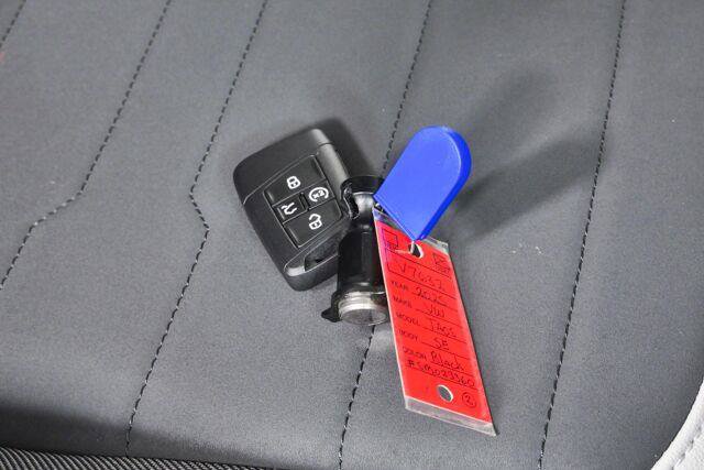 Used 2025 Volkswagen Taos SE w/ Panoramic Sunroof Package FWD image 37