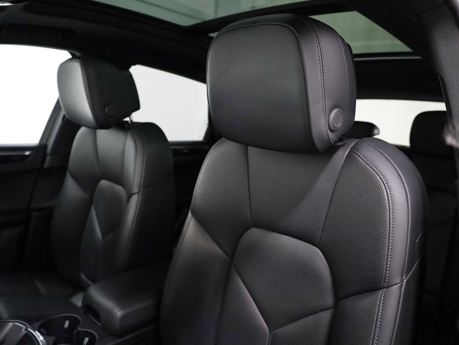 Certified 2022 Porsche Macan AWD/4WD image 19