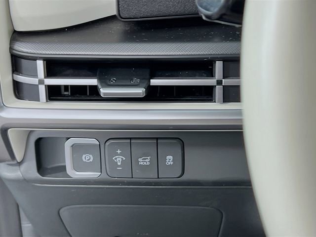 Certified 2025 Hyundai Santa Fe SE image 9