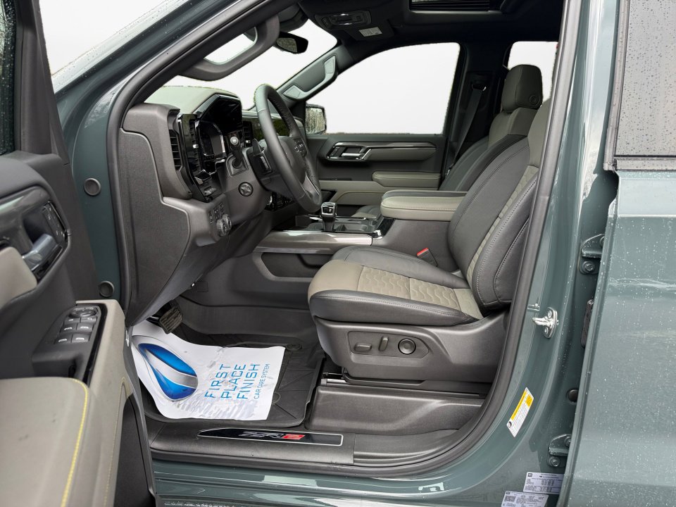 Used 2025 Chevrolet Silverado 1500 ZR2 w/ Technology Package image 9