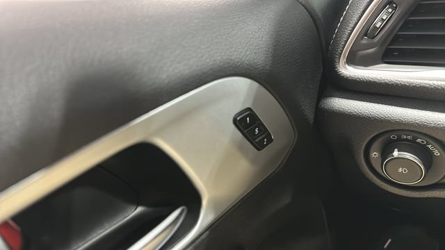 Used 2025 Chrysler Pacifica Limited FWD image 14