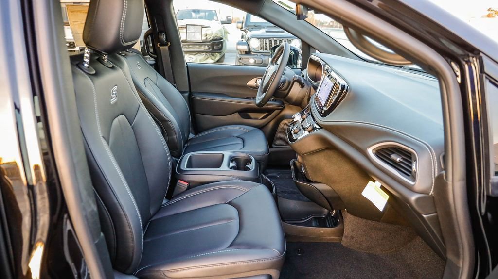 New 2026 Chrysler Pacifica Select w/ S Appearance Package image 17