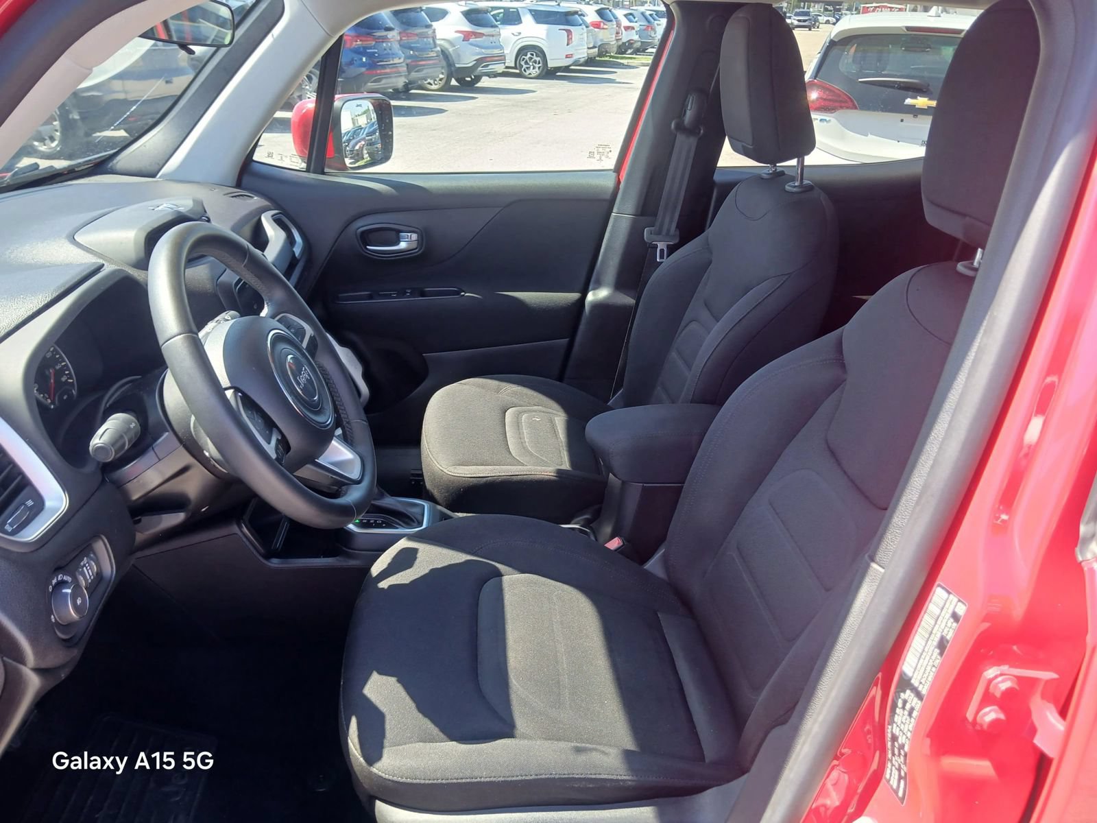 Used 2019 Jeep Renegade Latitude FWD image 9