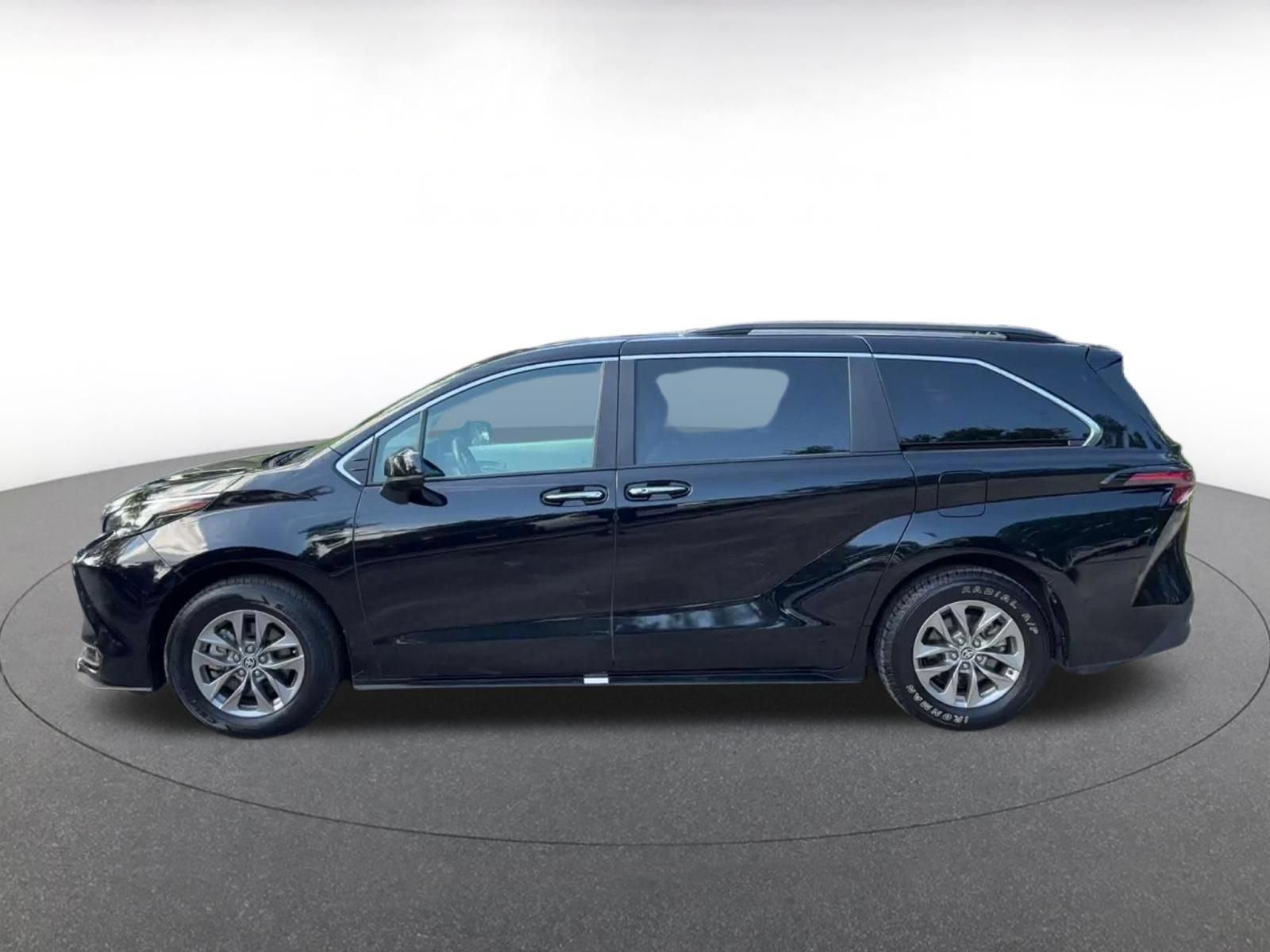 Used 2025 Toyota Sienna XLE FWD image 8
