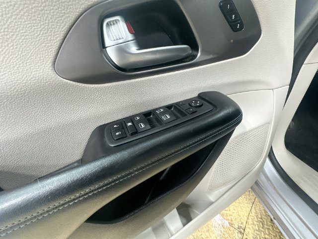 Used 2021 Chrysler Pacifica Touring-L FWD image 23