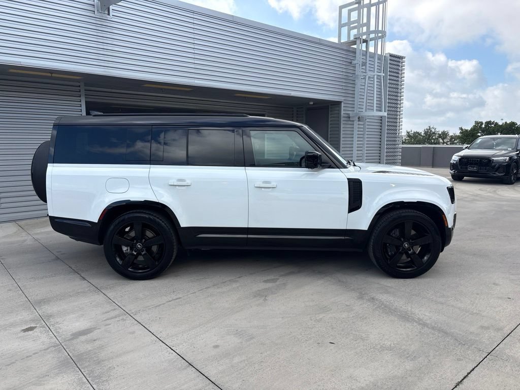 Used 2025 Land Rover Defender 130 X-Dynamic SE AWD/4WD image 4