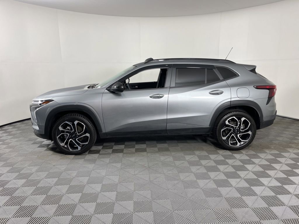 Used 2025 Chevrolet Trax RS w/ Sunroof Package FWD image 2