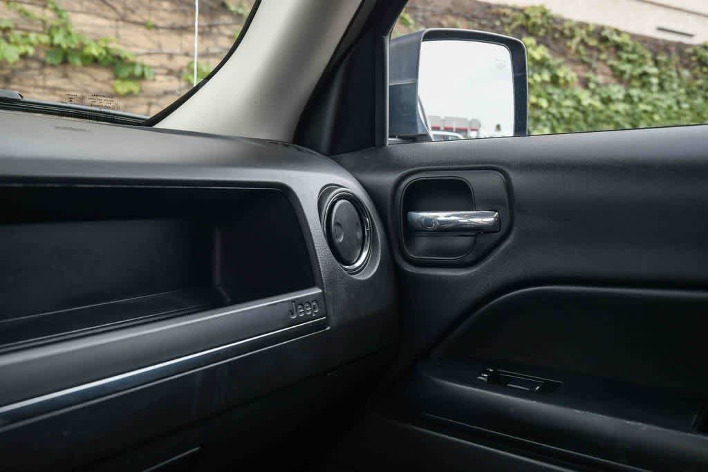 Used 2016 Jeep Patriot High Altitude FWD image 21