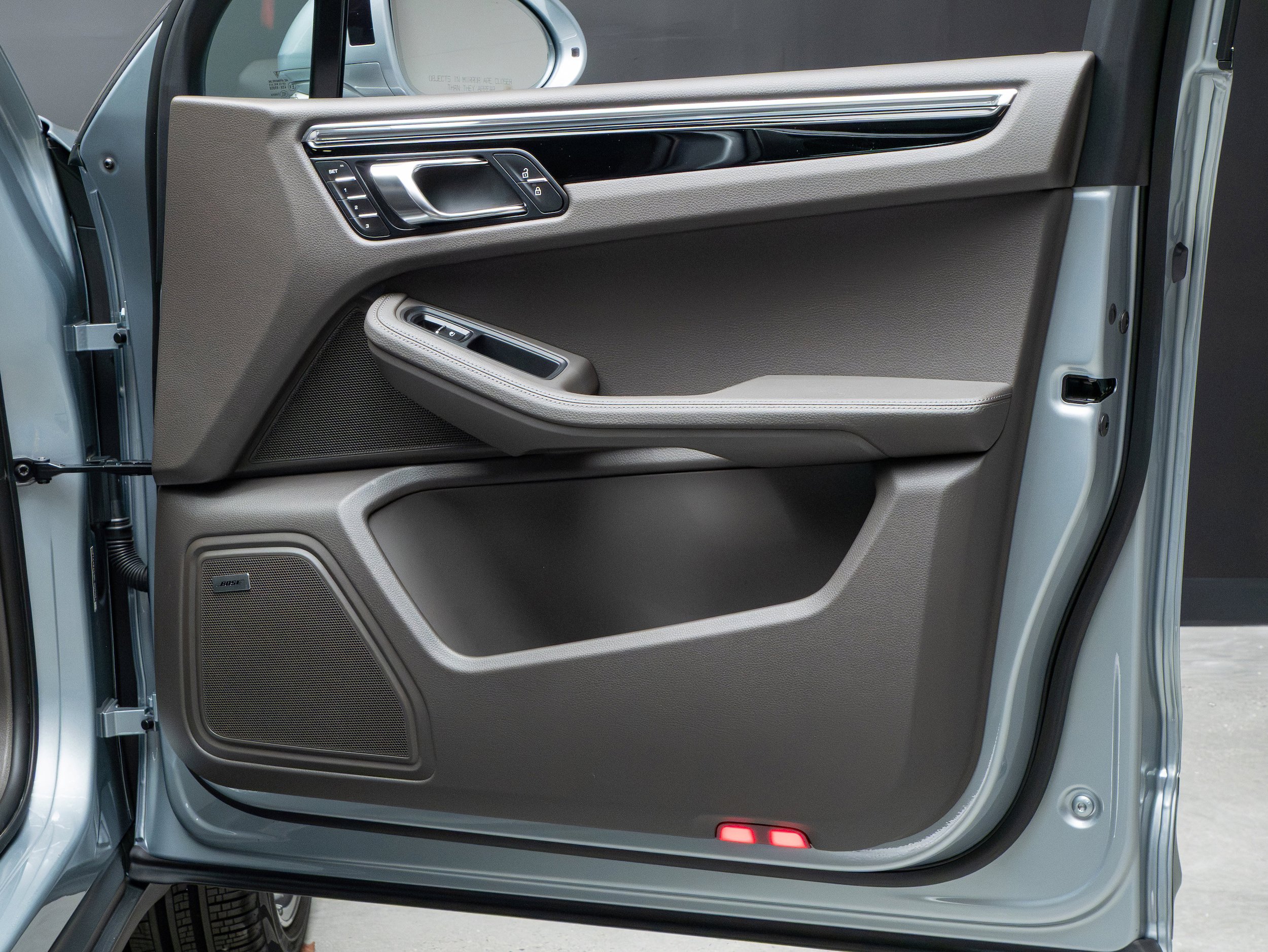 Certified 2025 Porsche Macan AWD/4WD image 26