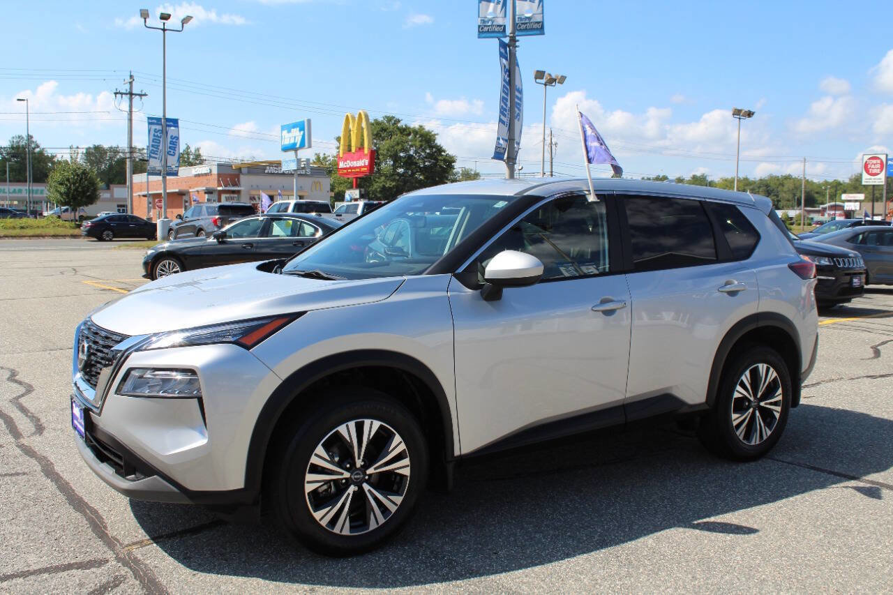 Used 2023 Nissan Rogue SV image 2