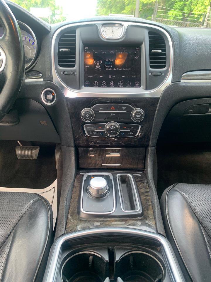 Used 2018 Chrysler 300 Limited RWD image 11