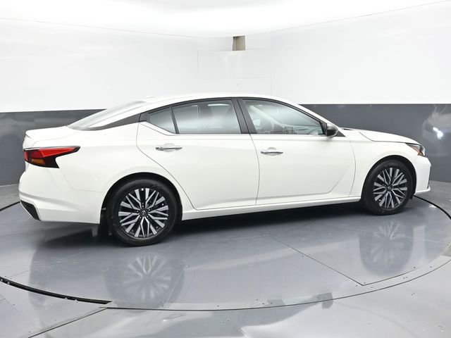 Used 2025 Nissan Altima 2.5 SV FWD image 3