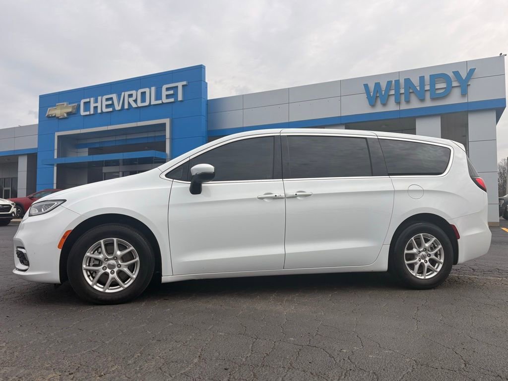 Used 2023 Chrysler Pacifica Touring-L image 8