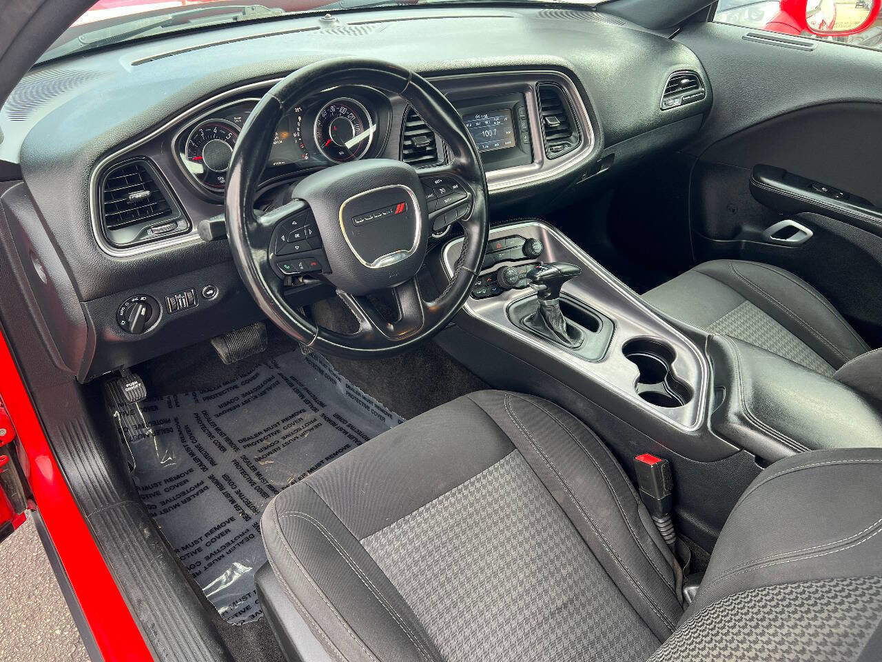 Used 2015 Dodge Challenger SXT image 17