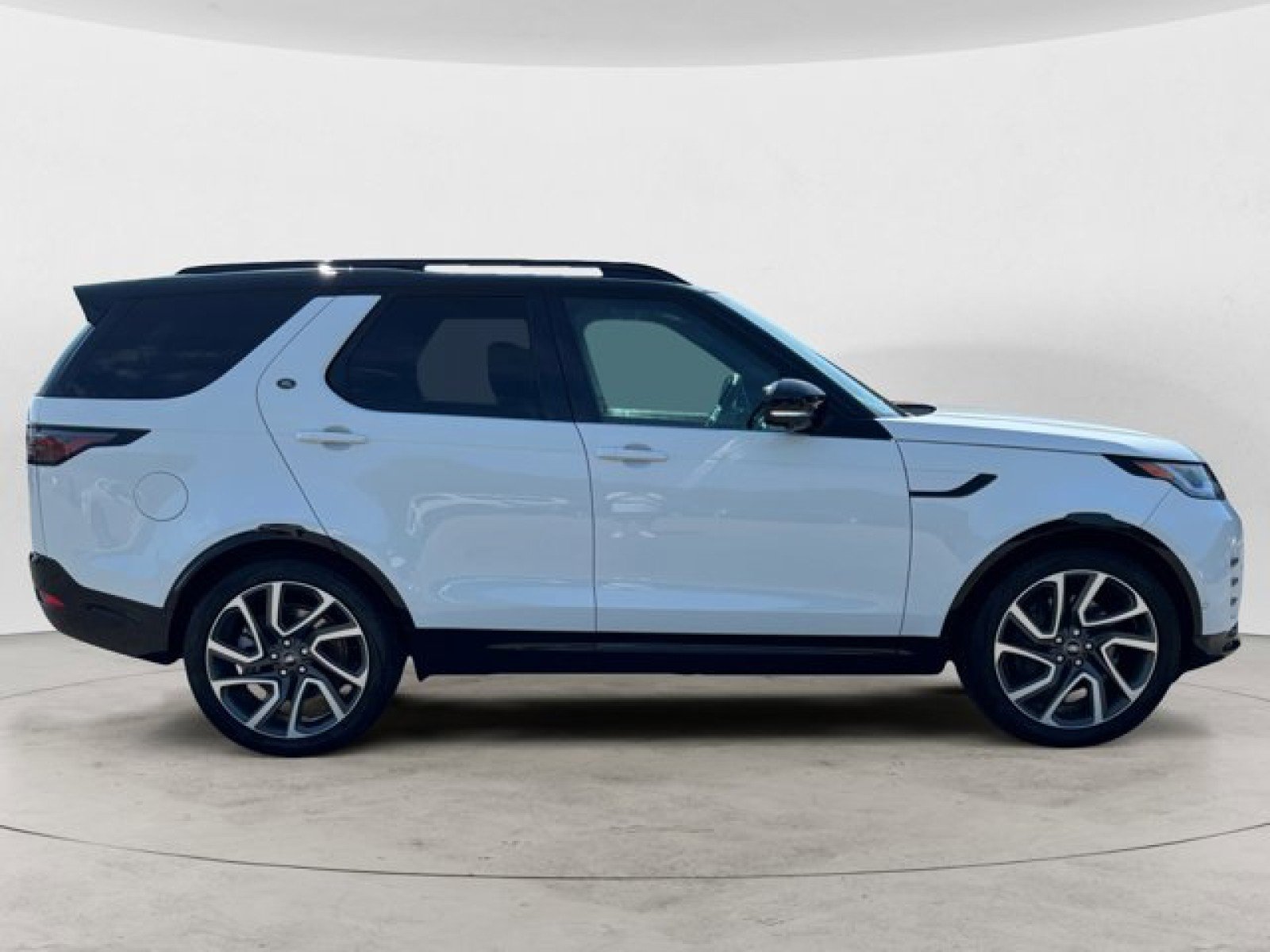 New 2025 Land Rover Discovery Dynamic SE image 3