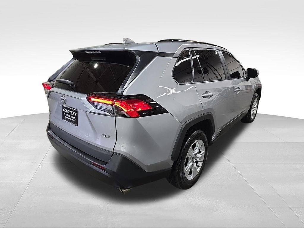 Used 2021 Toyota RAV4 XLE w/ Convenience Package FWD image 7