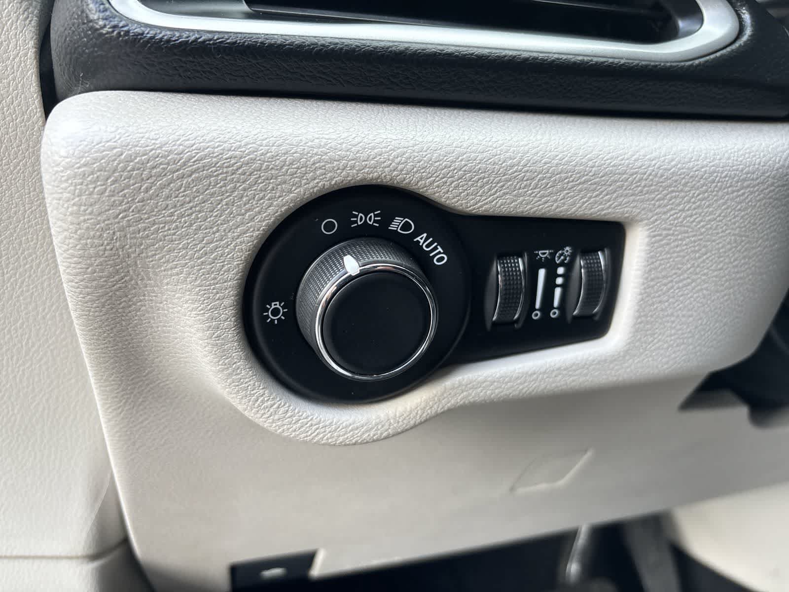 Certified 2020 Chrysler Voyager Lxi FWD image 10