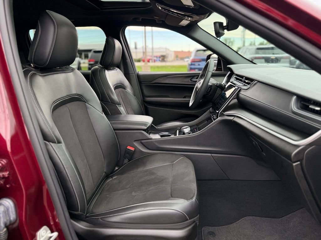 Used 2023 Jeep Grand Cherokee Altitude AWD/4WD image 15