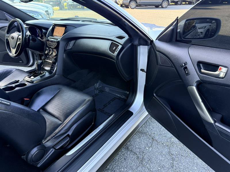 Used 2014 Hyundai Genesis 3.8 RWD image 7