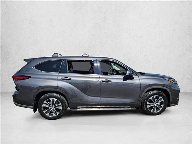 Used 2022 Toyota Highlander XLE FWD video 4