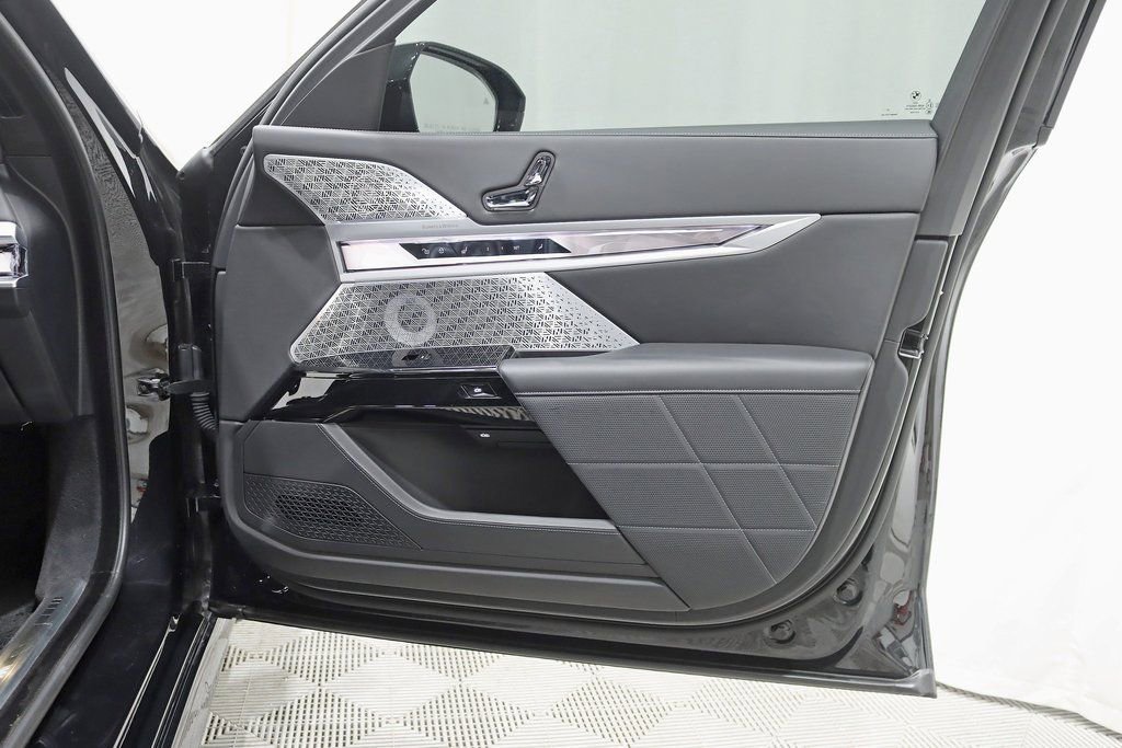 Used 2023 BMW 760i xDrive image 39