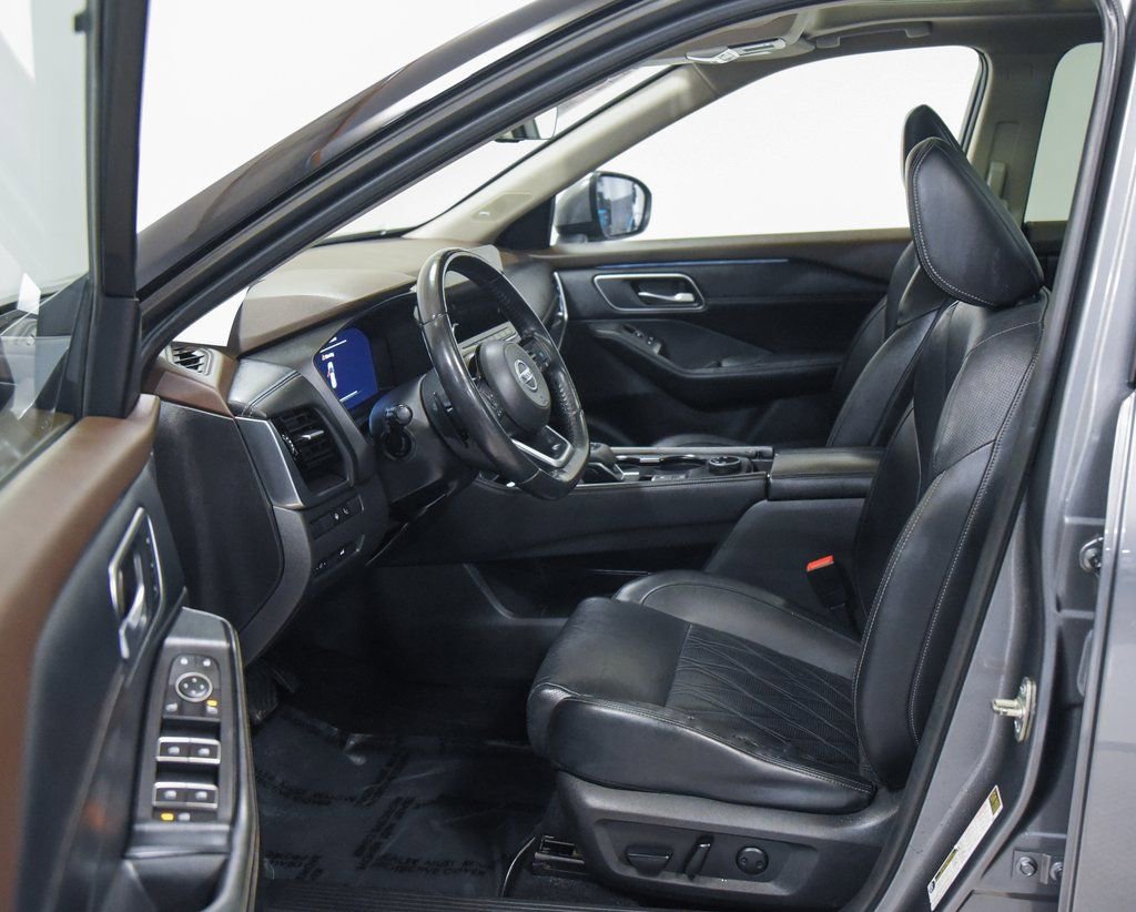 Used 2021 Nissan Rogue Platinum image 2