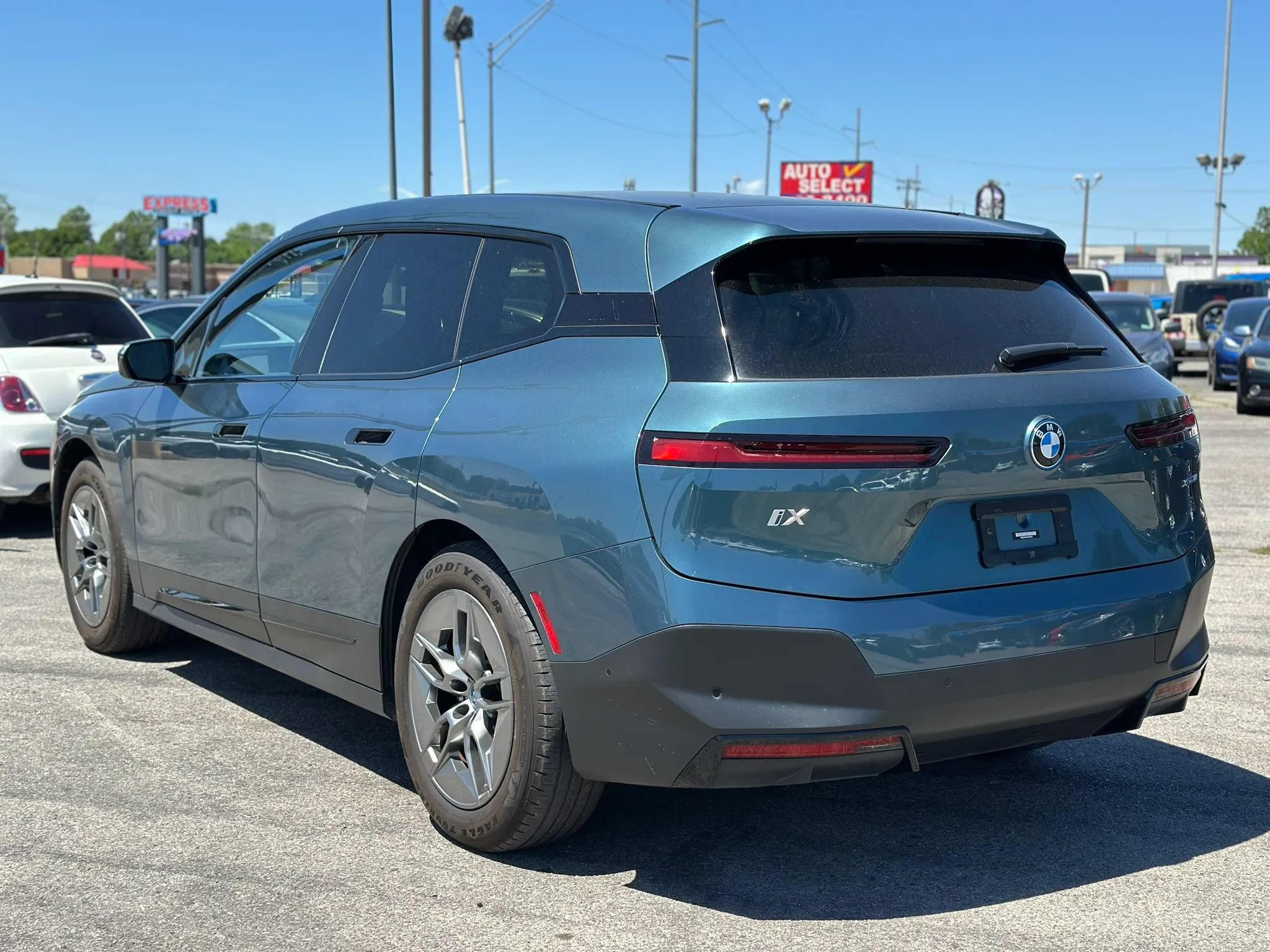 Used 2022 BMW iX xDrive50 w/ Convenience Package AWD/4WD image 8