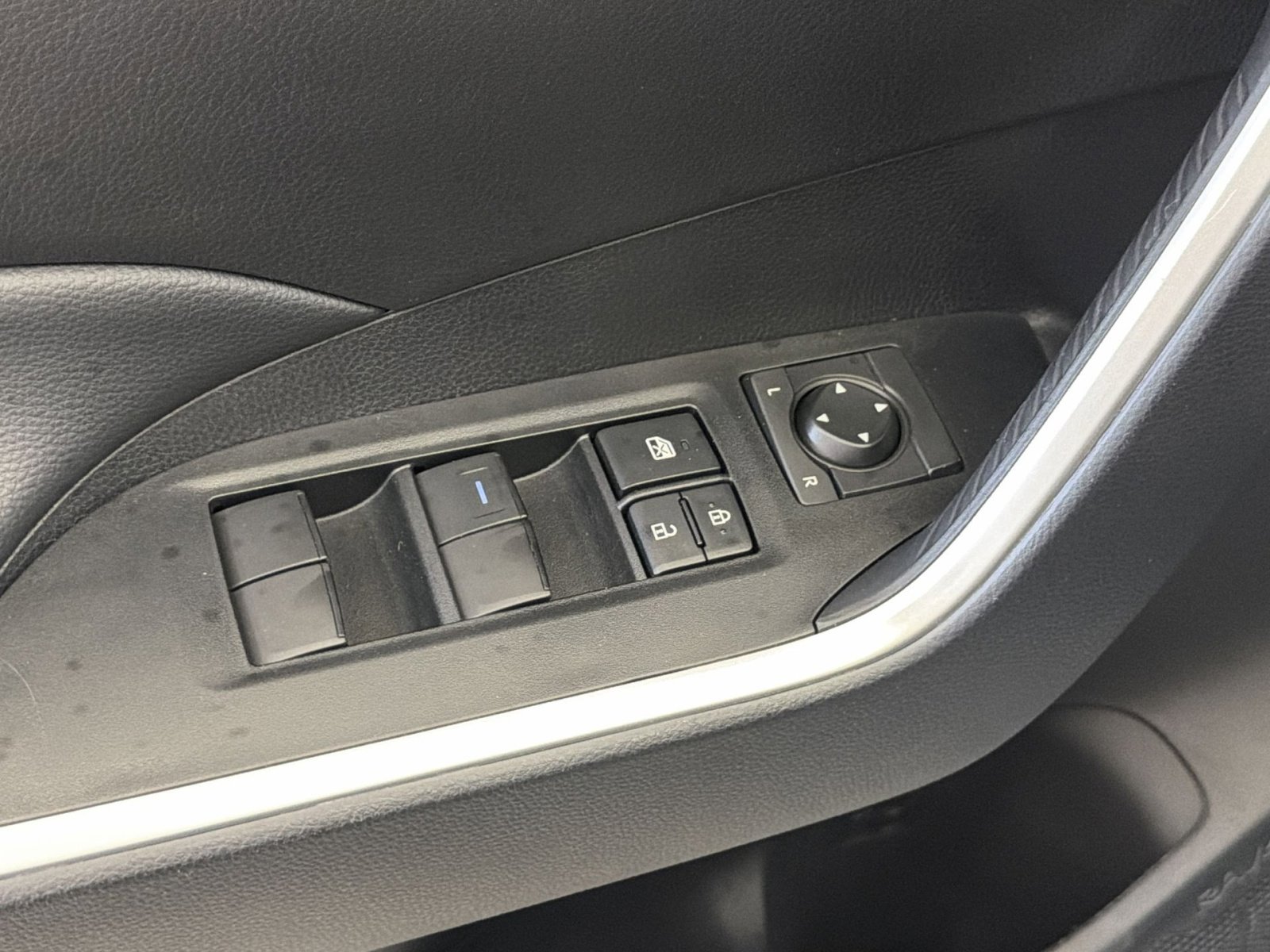Used 2024 Toyota RAV4 LE AWD/4WD image 16