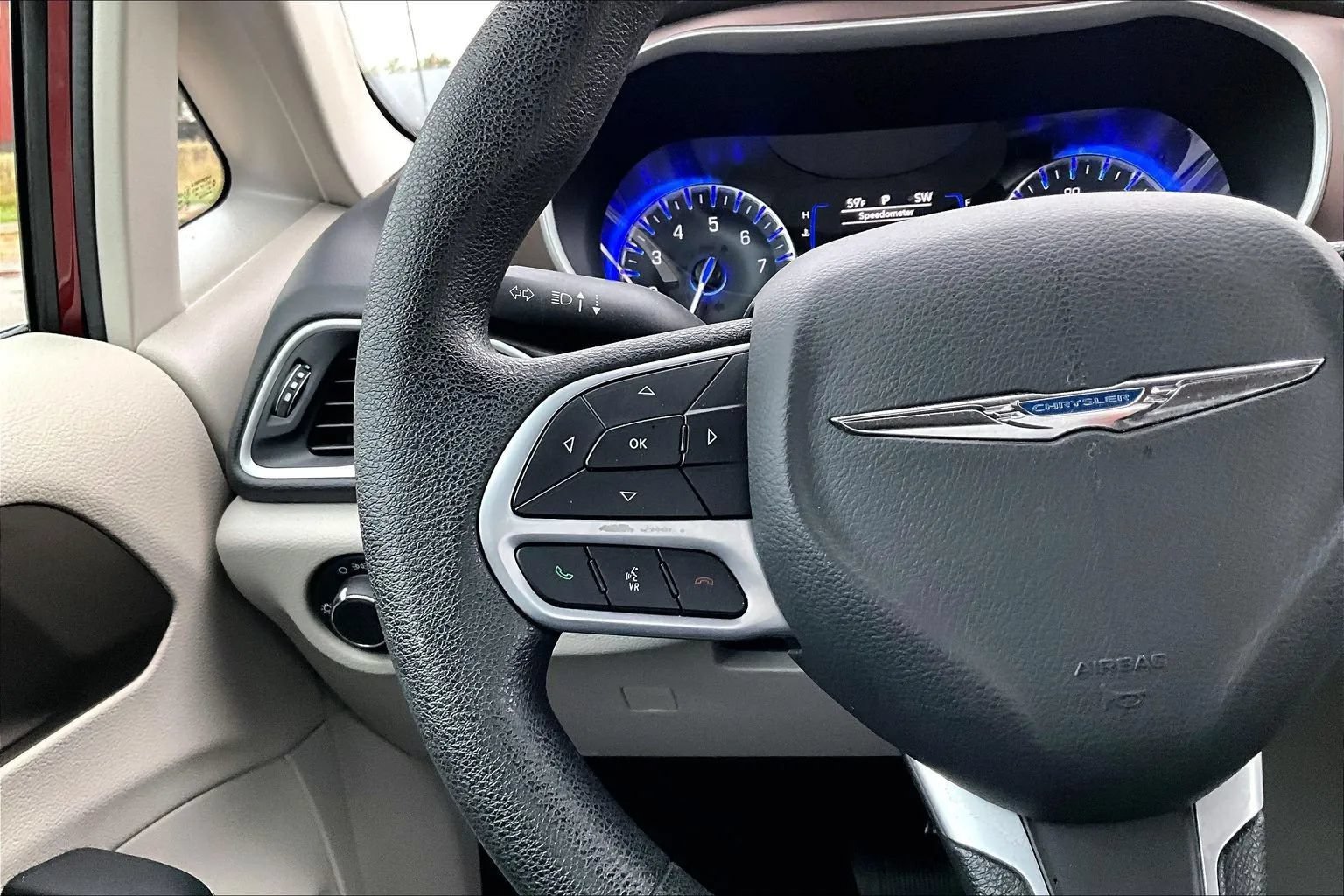Used 2021 Chrysler Voyager L FWD image 10
