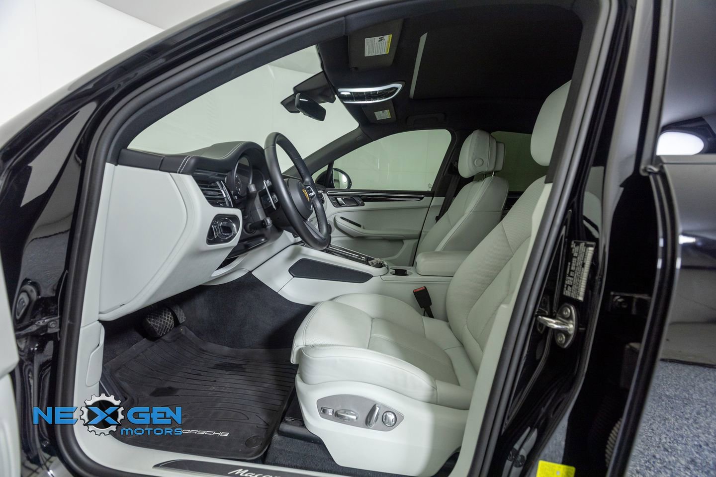 Used 2024 Porsche Macan AWD/4WD image 11