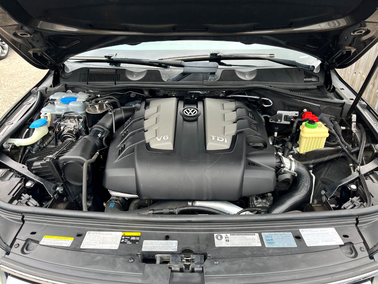 Used 2015 Volkswagen Touareg TDI image 37