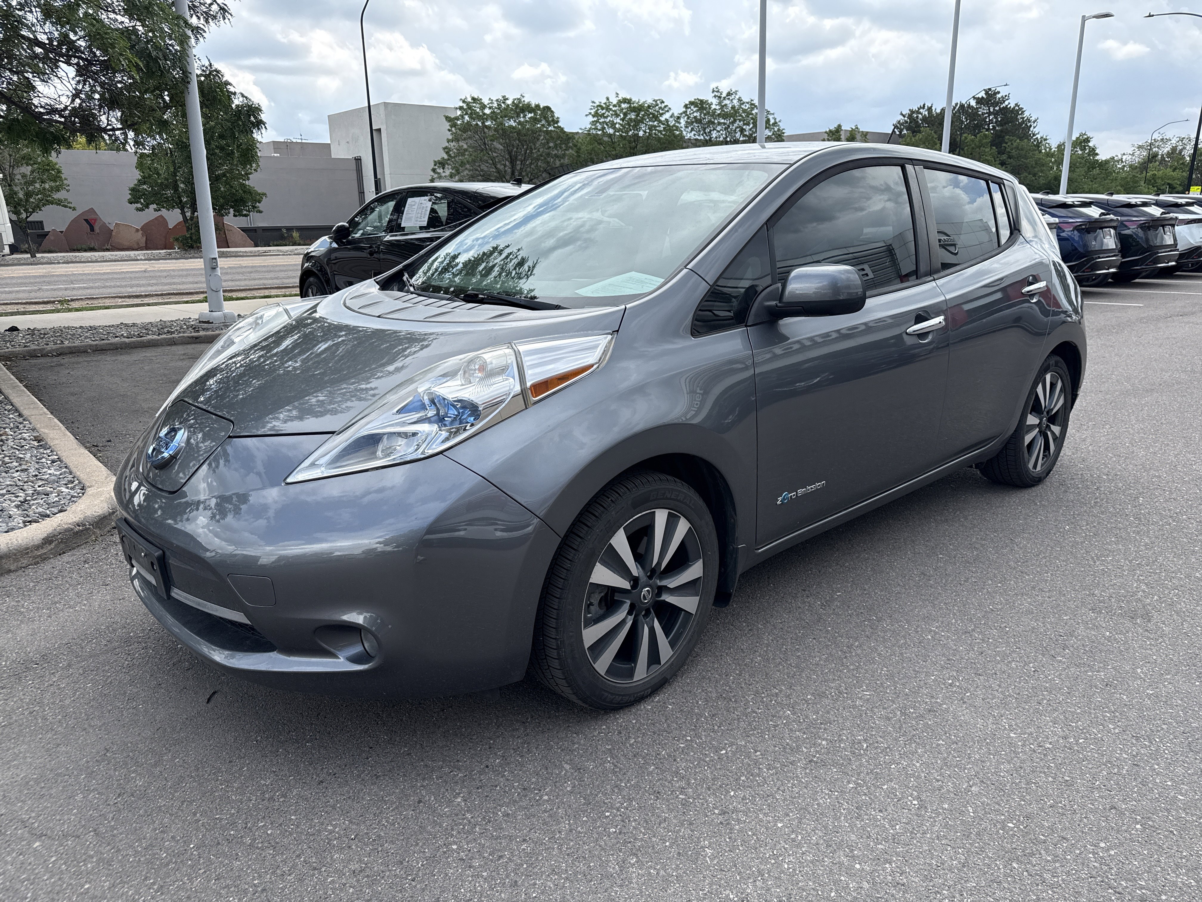 Used 2016 Nissan Leaf SL w/ Premium Package FWD image 3