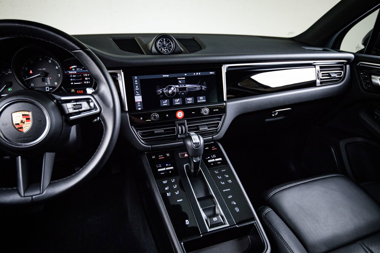 Certified 2024 Porsche Macan image 19