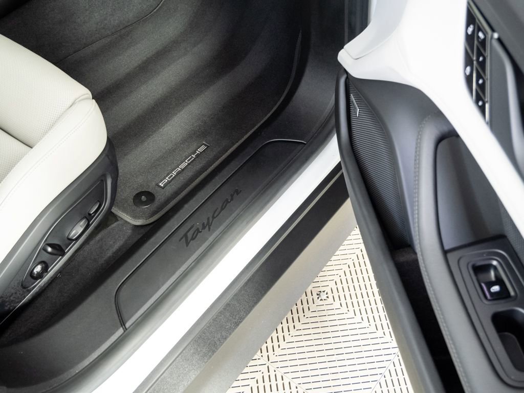 Used 2021 Porsche Taycan image 25