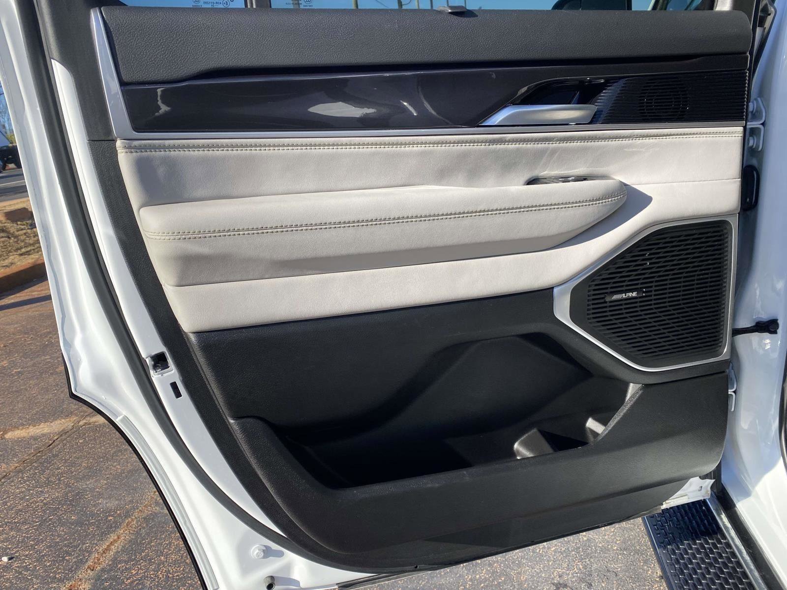 Certified 2024 Jeep Wagoneer 4WD w/ Convenience Group I image 16